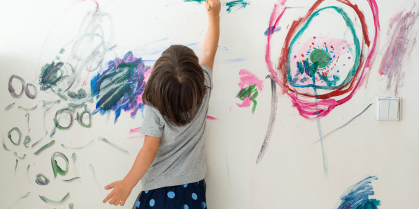 Cómo limpiar las paredes de casa: blancas o de colores