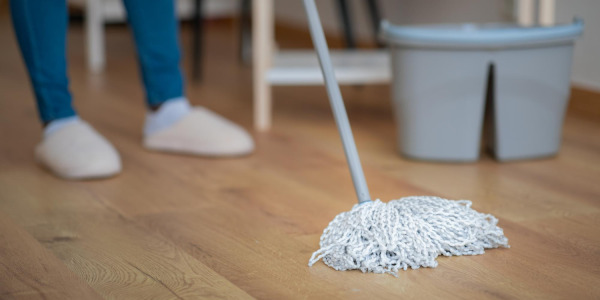 Suelo pegajoso después de fregar: causas y cómo solucionarlo