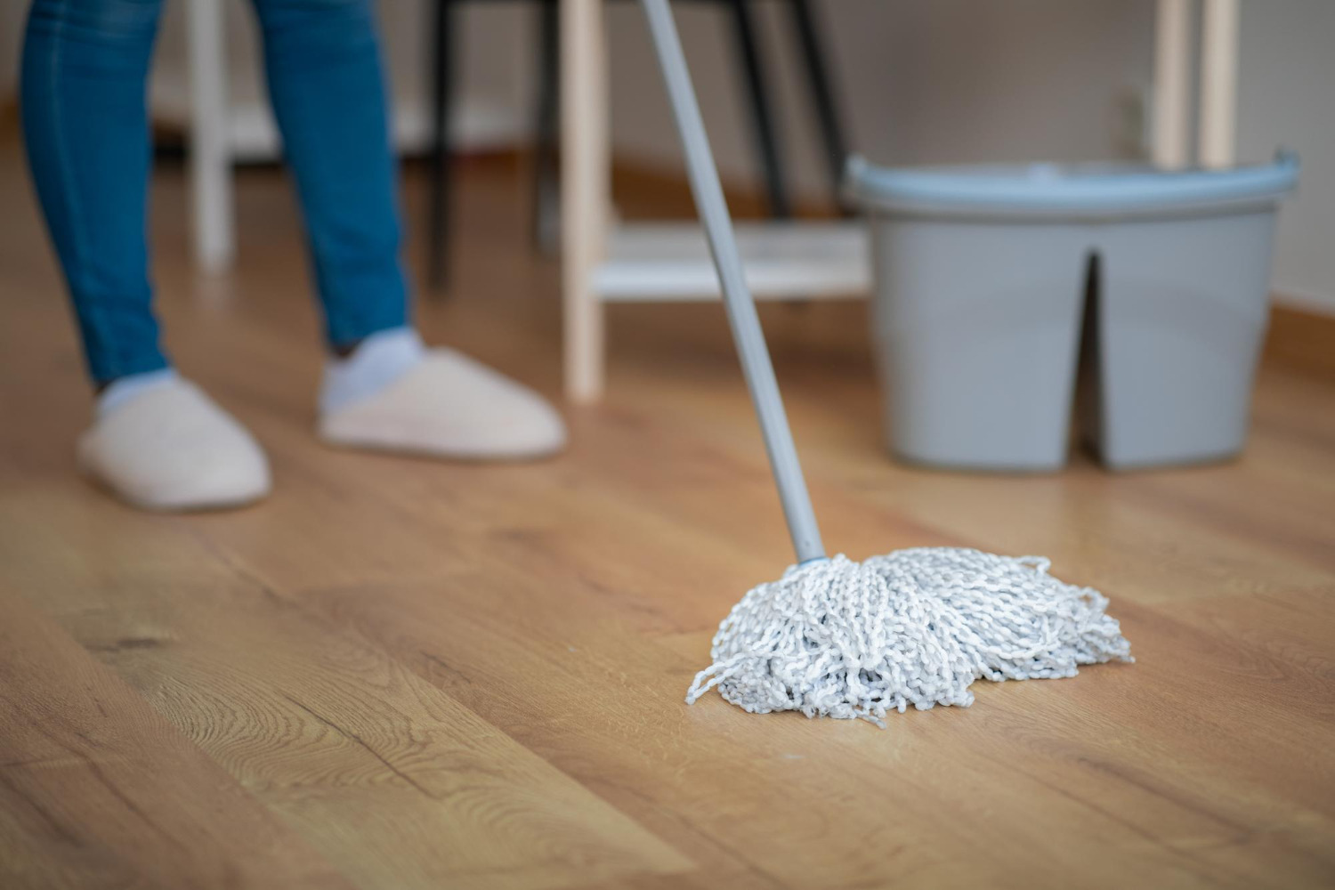 Suelo pegajoso después de fregar: causas y cómo solucionarlo